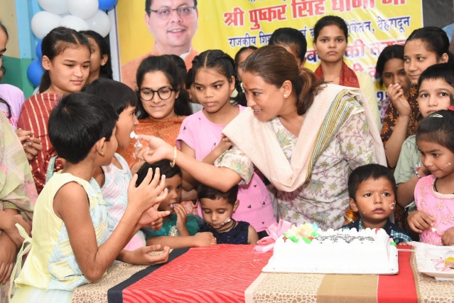 कैबिनेट मंत्री रेखा आर्या ने असहाय, बच्चों के साथ मनाया मुख्यमंत्री पुष्कर धामी का जन्मदिवस, बच्चों नें कहा Happy Birthday CM मामा।