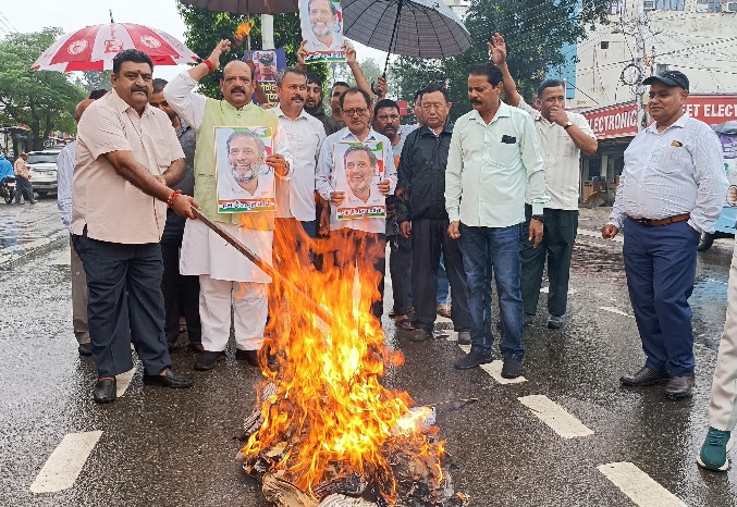 विधायक संजय गायकवाड के खिलाफ, ऑल इंडियन कांग्रेस संगठन ने फुंका पुतला, लालचंद शर्मा।