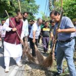 कैबिनेट मंत्री गणेश जोशी ने, सेवा पखवाड़ा के अंतर्गत स्वच्छता ही सेवा, कार्यक्रम में प्रतिभाग कर सड़क पर झाड़ू लगाकर स्वच्छता में किया श्रमदान।