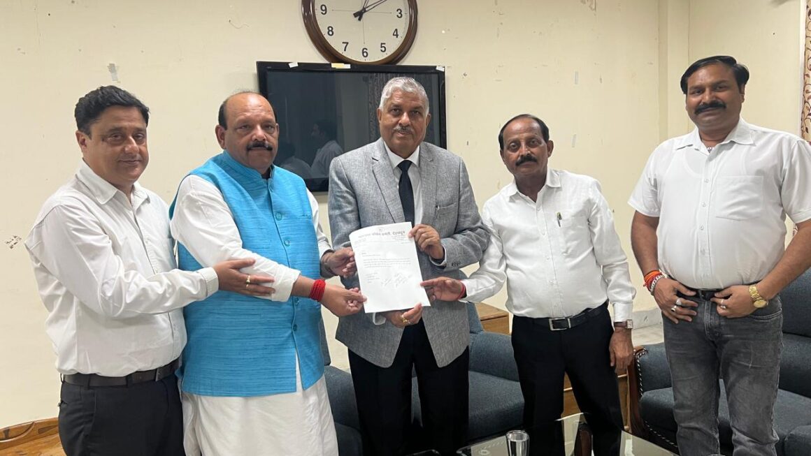 कॉंग्रेस के वरिष्ठ नेता लालचंद शर्मा के नेतृत्व में, कांग्रेस प्रतिनिधिमंडल ने एकल सदस्यीय, समर्पित आयोग के अध्यक्ष से मुलाकात कर, निकाय चुनाव में न्यायपूर्ण प्रतिनिधित्व की मांग की।