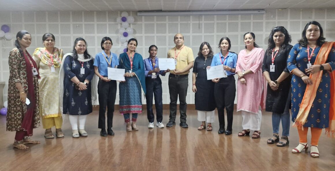 SGRR विश्वविद्यालय में हिंदी दिवस के उपलक्ष्य में कहानी प्रतियोगिता का हुआ आयोजन,  हिंदी कहानी लेखन में प्रिया प्रथम, रोजी द्वितीय, और आकांक्षा तृतीय स्थान पर रहीं। 