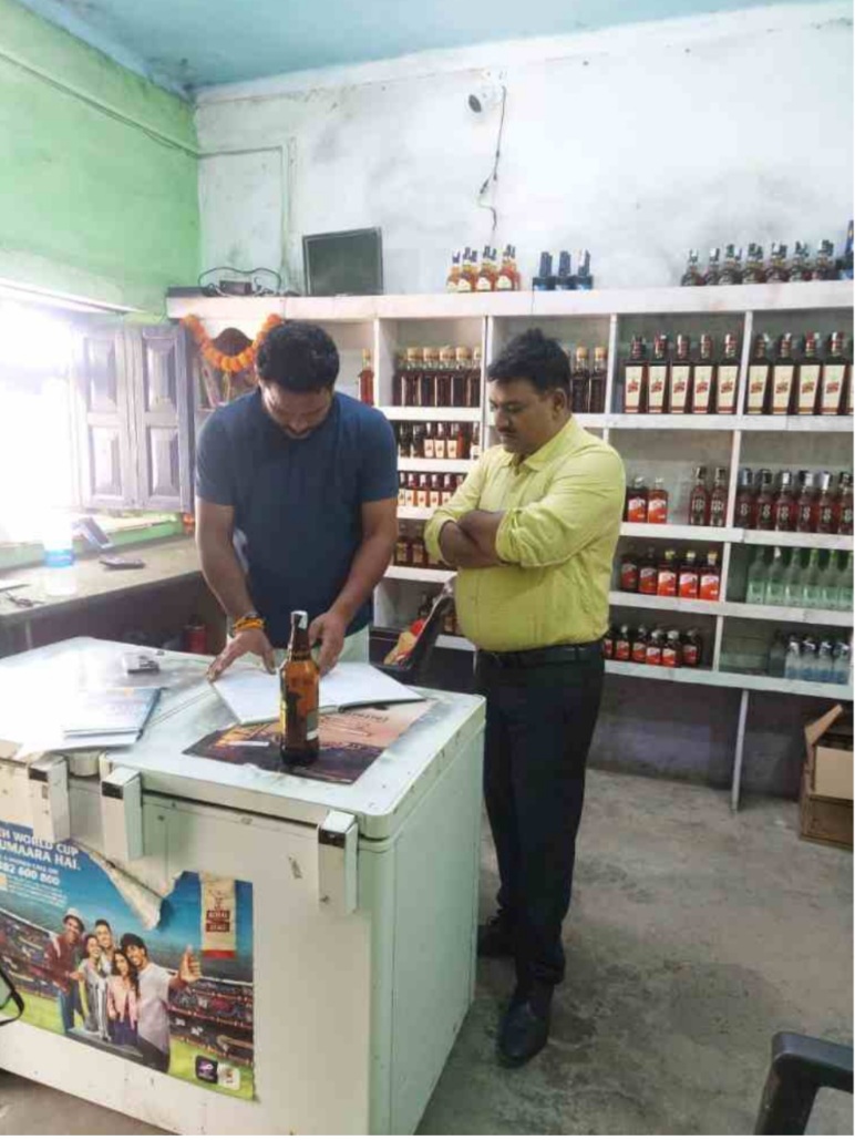 मुख्यमंत्री पुष्कर सिंह धामी के निर्देश पर, प्रशासन और आबकारी विभाग की टीम ने पूरे, प्रदेश में 100 से अधिक शराब की दुकानों पर की छापेमारी।