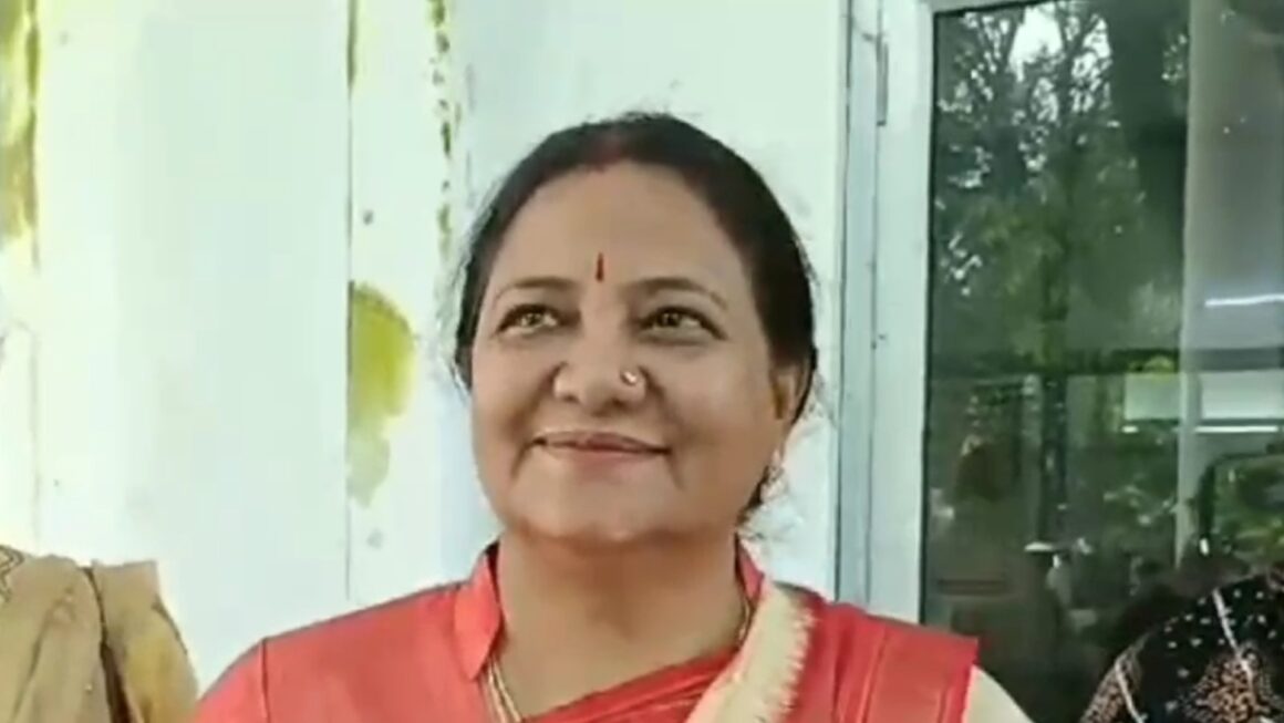 राजकीय बालिका इंटर कॉलेज के सामने, शराब ठेके का विरोध कर डीएम को की शिकायत, सुनीता प्रकाश।