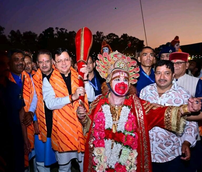 मुख्यमंत्री पुष्कर सिंह धामी ने, परेड ग्राउंड में दशहरा महोत्सव कार्यक्रम में प्रतिभाग कर, प्रदेशवासियों को दी दशहरे की शुभकामनाएं।