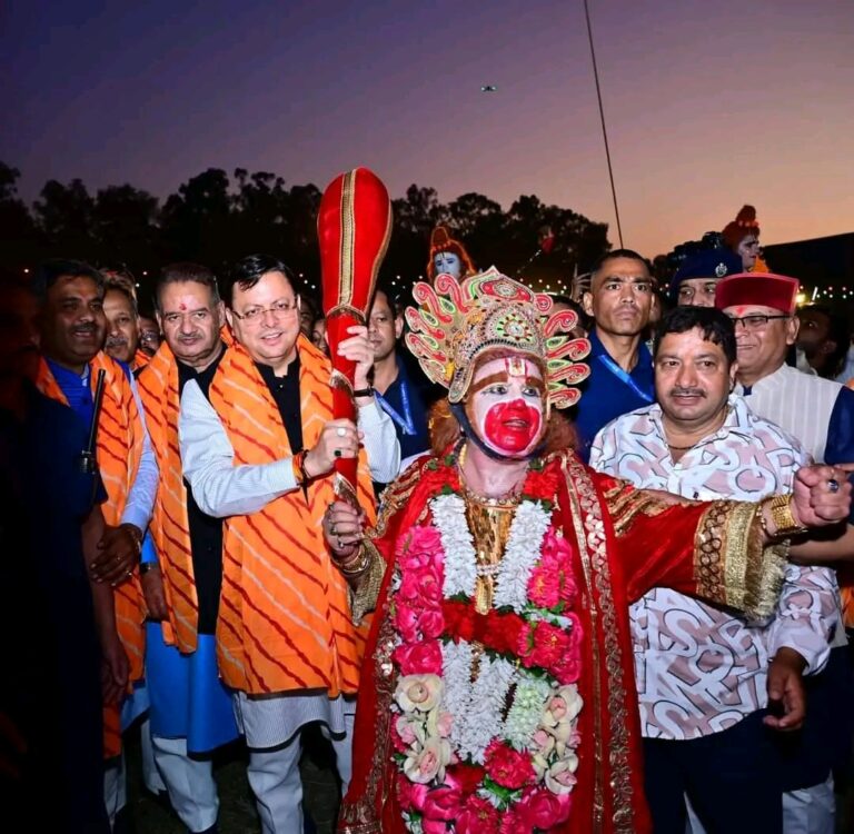 मुख्यमंत्री पुष्कर सिंह धामी ने, परेड ग्राउंड में दशहरा महोत्सव कार्यक्रम में प्रतिभाग कर, प्रदेशवासियों को दी दशहरे की शुभकामनाएं।