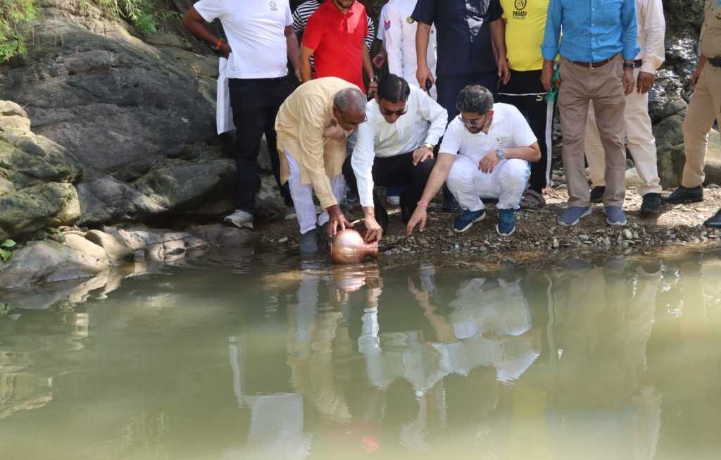 डीएम सविन बंसल ने तोड़ा ब्रिटिश कानून,  नून’ नदी से जलभरकर दिलाई स्वतत्रंता आन्दोलन की याद।