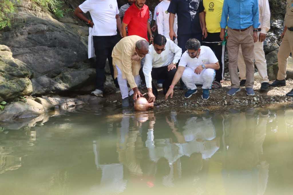 डीएम सविन बंसल ने तोड़ा ब्रिटिश कानून,  नून’ नदी से जलभरकर दिलाई स्वतत्रंता आन्दोलन की याद।