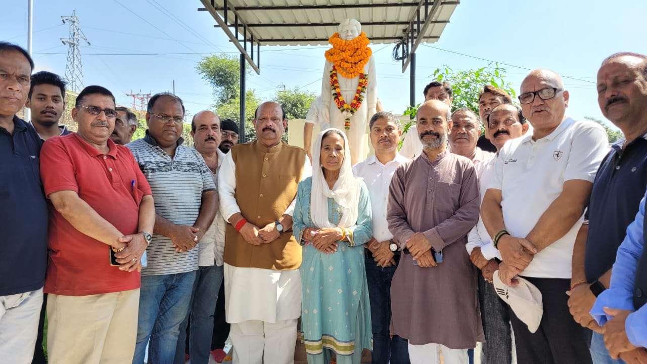 3 अक्टूबर1994 को पृथक राज्य निर्माण आंदोलन में, करणपुर गोलीकांड में शहीद हुए राजेश रावत, की पुण्यतिथि पर स्मारक में पुष्पांजलि एवं श्रद्धा सुमन किए अर्पित, लालचंद शर्मा।