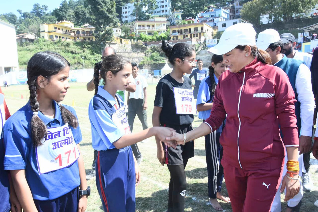 खेलमंत्री रेखा आर्या ने अल्मोड़ा से किया, ‘खेल महाकुंभ- 2024’ का शुभारंभ, कहा उत्तराखंड के खिलाड़ी देश विदेश, में राज्य का नाम कर रहे है रोशन, हम प्रदेश की प्रतिभा को और अधिक, निखारने के लिए प्रतिबद्ध।