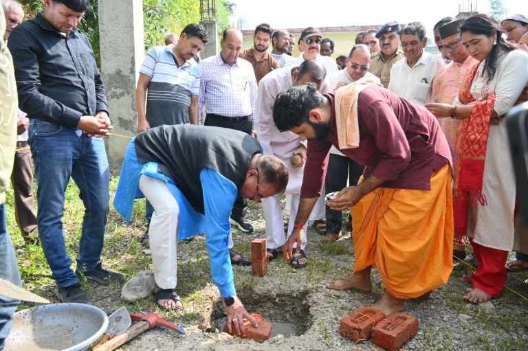 कैबिनेट मंत्री गणेश जोशी ने, पुरूकुल गांव में 03 करोड़ रुपए की लागत से, सामुदायिक भवन निर्माण कार्य का किया भूमि पूजन।