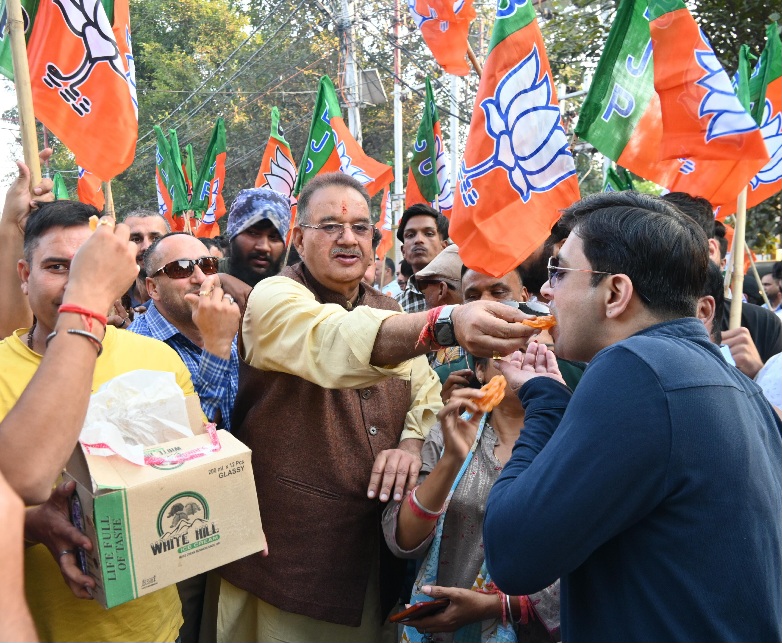 कैबिनेट मंत्री गणेश जोशी ने हरियाणा चुनाव में, लगातार तीसरी बार ऐतिहासिक मीठी जीत का, जलेबी खिलाकर मनाया जश्न।