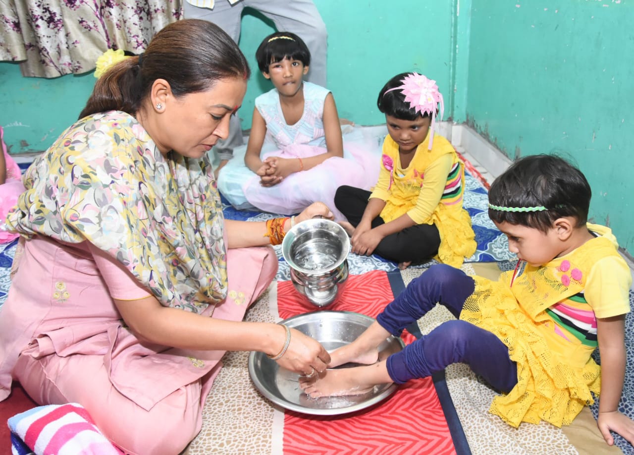 बच्चियों को बताया मां दुर्गा का रूप, बोलीं – बेटियों को आगे बढ़ाना देवी मां की पूजा करने के ही बराबर, मंत्री रेखा आर्या।