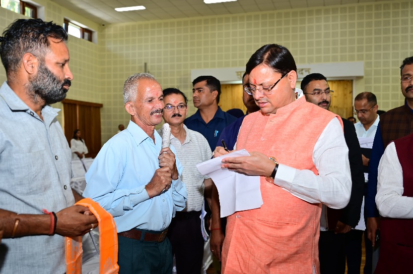 मुख्यमंत्री ने जनता मिलन कार्यक्रम में, किया प्रतिभाग सुनी जनसमस्याएँ।