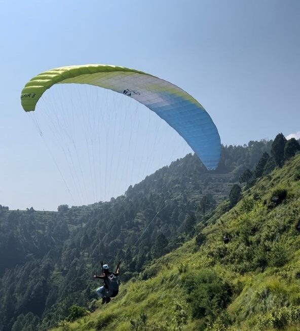 पैराग्लाइडिंग आसमान की उंचाई नापने के लिए तैयार है उत्तराखण्ड के युवा,.पुरुषों के साथ महिलाएं भी ले रही है व्यावसायिक प्रशिक्षण।