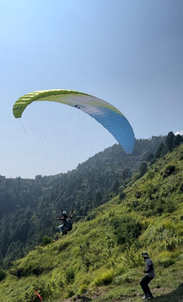 पैराग्लाइडिंग आसमान की उंचाई नापने के लिए तैयार है उत्तराखण्ड के युवा,.पुरुषों के साथ महिलाएं भी ले रही है व्यावसायिक प्रशिक्षण।