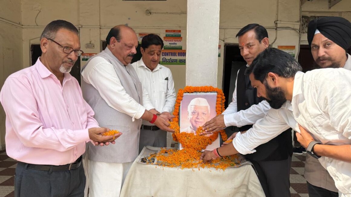 पूर्व मुख्यमंत्री नारायण दत्त तिवारी की, जयंती व पुण्यतिथि पर श्रद्धांजलि अर्पित की, लालचंद शर्मा।