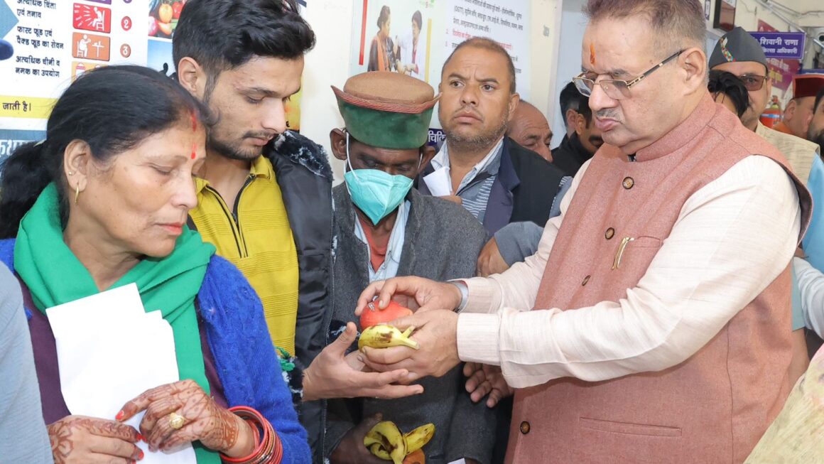 केंद्रीय गृह मंत्री अमित शाह के जन्म दिवस पर, मसूरी उप जिला चिकित्सालय में मरीजों को फल वितरित किए, कैबिनेट मंत्री गणेश जोशी।