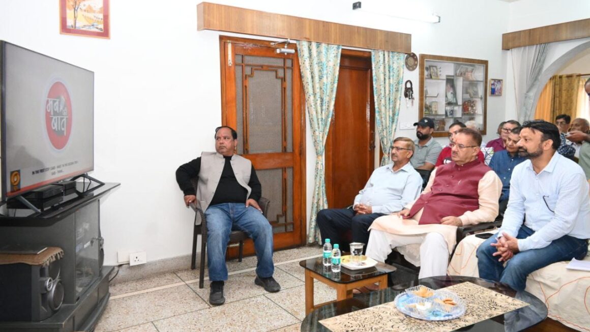 कैबिनेट मंत्री गणेश जोशी ने मसूरी विधानसभा के, बूथ संख्या 71 में प्रधानमंत्री के मासिक रेडियो कार्यक्रम, “मन की बात “का 115वां संस्करण पार्टी कार्यकर्ताओं व स्थानीय लोगों के साथ सुना।