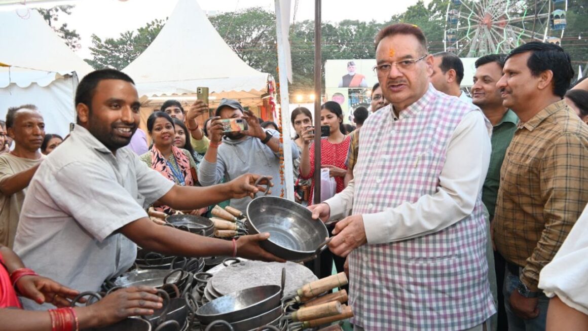 ग्राम्य विकास मंत्री गणेश जोशी ने, रेंजर्स ग्राउंड में आयोजित दस दिवसीय, सरस मेले के समापन कार्यक्रम में किया प्रतिभाग।