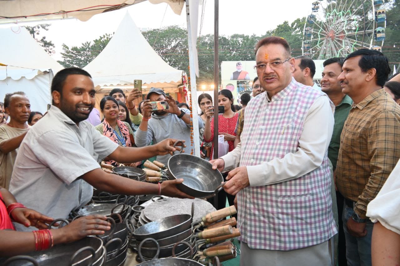 ग्राम्य विकास मंत्री गणेश जोशी ने, रेंजर्स ग्राउंड में आयोजित दस दिवसीय, सरस मेले के समापन कार्यक्रम में किया प्रतिभाग।