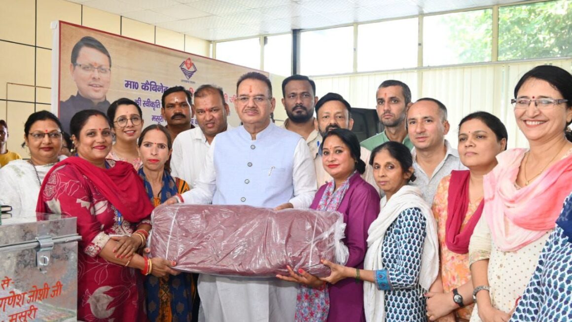 कैबिनेट मंत्री गणेश जोशी ने, मसूरी विधानसभा क्षेत्र के 47 आंगनवाड़ी केंद्रों के लिए, पठन पाठन एवं खेल सामग्री का किया वितरण।