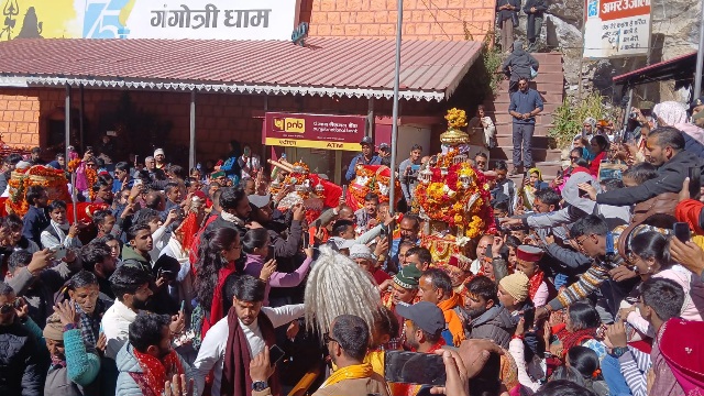 प्रसिद्ध गंगोत्री धाम के कपाट शीतकाल के लिए बंद, श्रद्धालुओं की उमड़ी भीड़ मंदिर में भक्तों का लगा तांता।