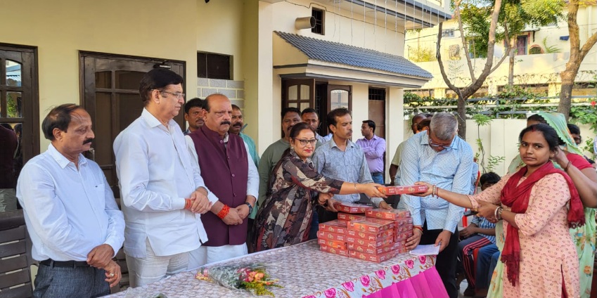 कॉंग्रेस के वरिष्ठ नेता लालचंद शर्मा व, विधायक प्रीतम सिंह ने छट पूजा के, पावन अवसर पर उपहार वितरण, कार्यक्रम में किया प्रतिभाग।