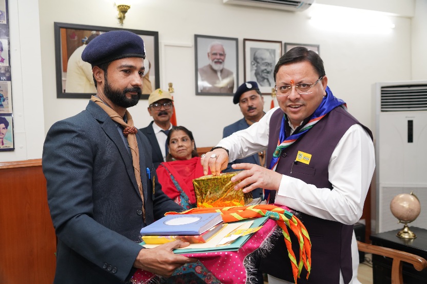 मुख्यमंत्री पुष्कर सिंह धामी को, भारत स्काउट एंड गाइड उत्तराखंड के द्वारा, संगठन के 75 वें स्थापना दिवस के उपलक्ष्य में, फ्लैग स्टिकर लगाकर अलंकृत किया गया।