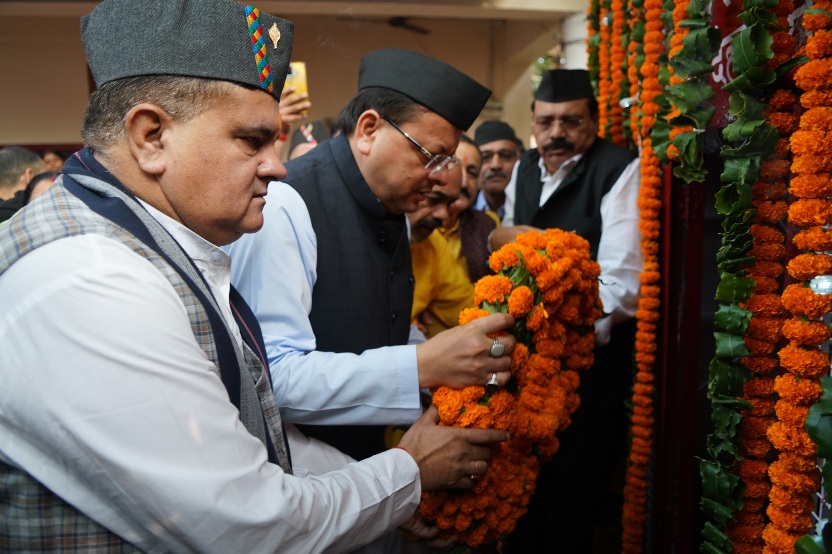 मुख्यमंत्री पुष्कर सिंह धामी ने, राज्य स्थापना दिवस पर उत्तराखंड राज्य आंदोलन के, शहीदों को शहीद स्मारक पर पुष्पांजलि अर्पित की।