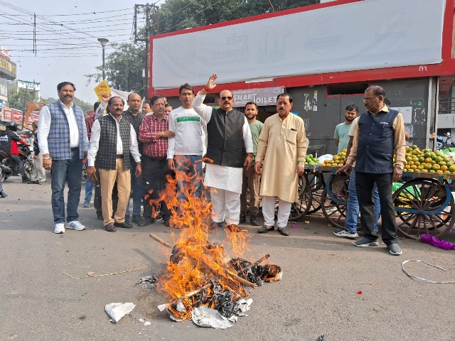 कांग्रेस नेताओं पर “भाजपा द्वारा” की जा रही, दमनात्मक कार्यवाही के विरोध में, कांग्रेस व्यापार प्रकोष्ठ के कार्यकाताओं ने, सरकार का पुतला दहन किया, लाल चंद शर्मा।