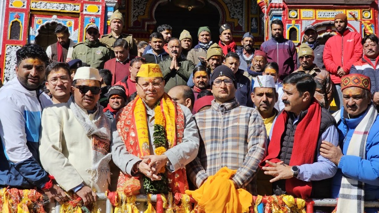 मुख्यमंत्री पुष्कर सिंह धामी ने, किए बद्री विशाल के दर्शन, पूजा अर्चना कर देश प्रदेश की सुख समृद्धि की कामना।