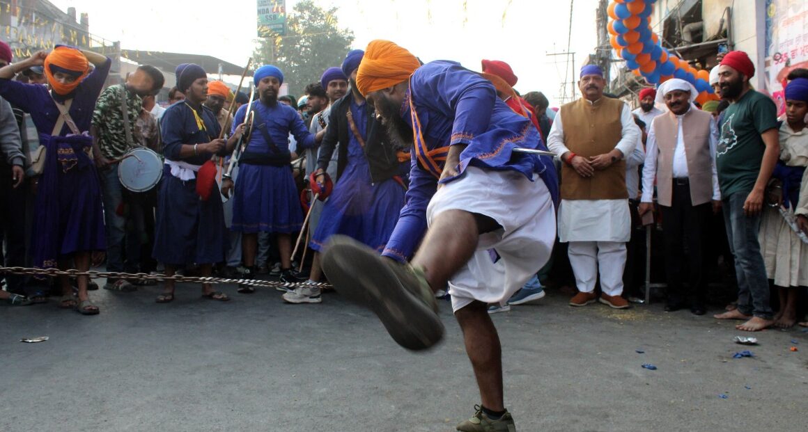 गुरु नानक देव जी के 555वें प्रकाश पर्व पर, सिंह सभा गुरुद्वारे में पालकी का स्वागत करते हुए, शीश नवाकर गुरु महाराज का आशीर्वाद लिया, लालचंद शर्मा। 