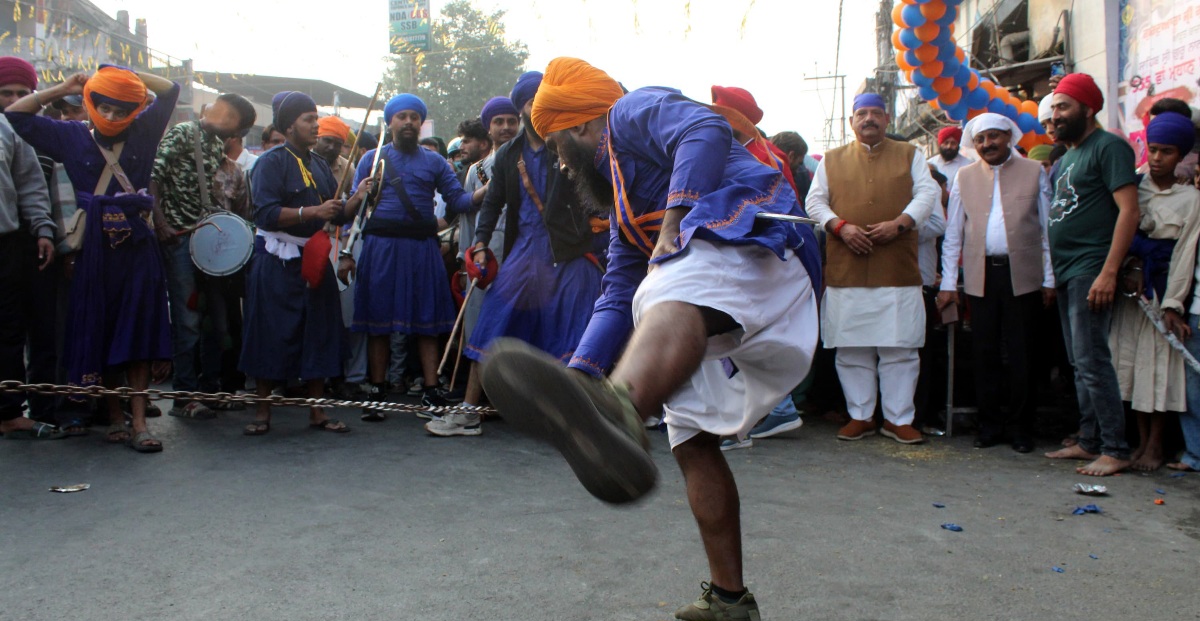 गुरु नानक देव जी के 555वें प्रकाश पर्व पर, सिंह सभा गुरुद्वारे में पालकी का स्वागत करते हुए, शीश नवाकर गुरु महाराज का आशीर्वाद लिया, लालचंद शर्मा। 