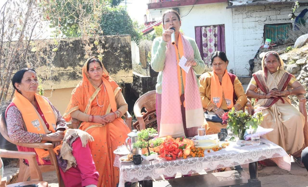 कैबिनेट मंत्री रेखा आर्या ने केदारनाथ में तेज किया प्रचार-प्रसार, कांग्रेस पर लगाया जनता की अनदेखी का आरोप।