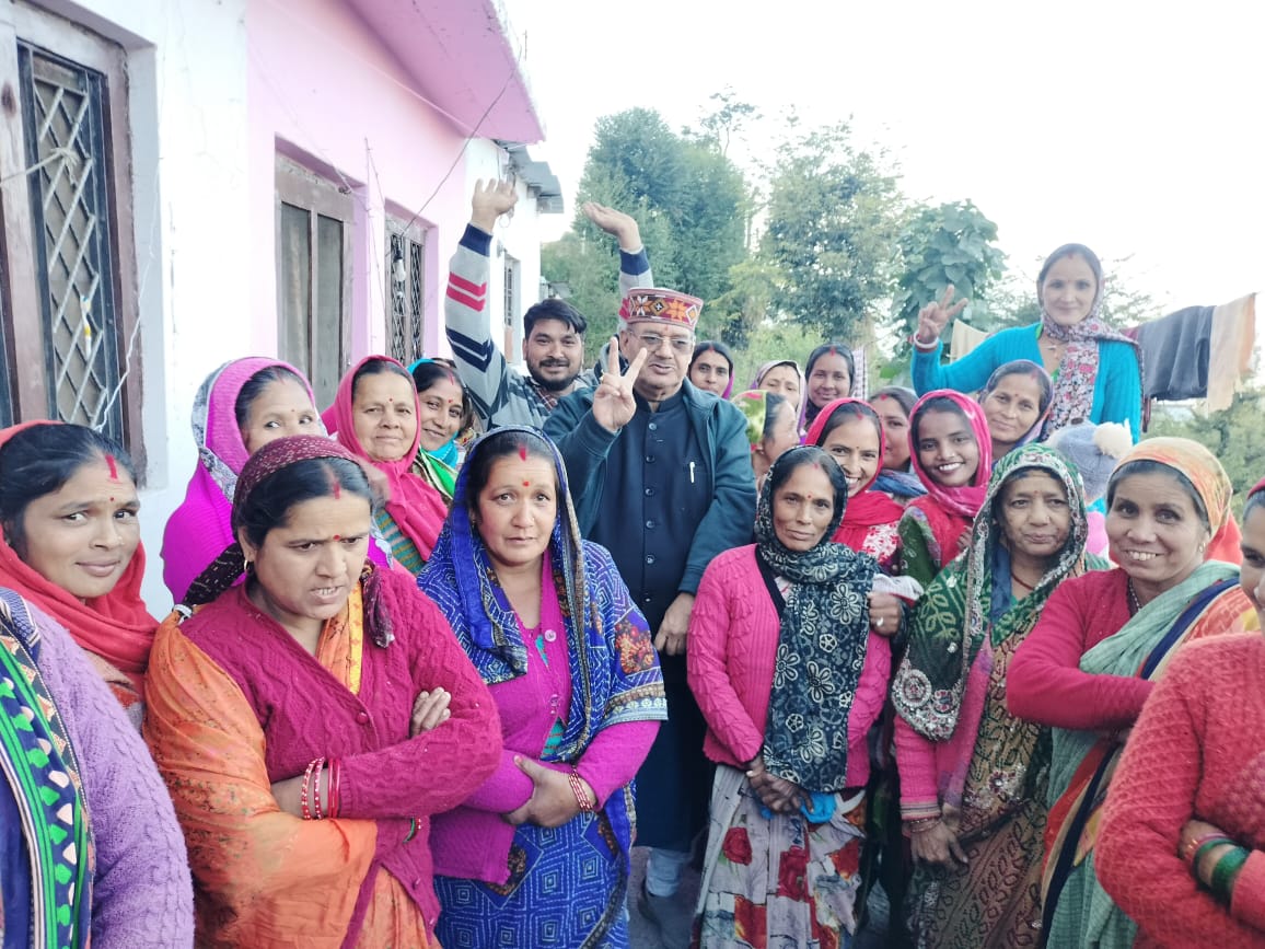 मंत्री गणेश जोशी ने केदारनाथ विधानसभा के, उप चुनाव प्रचार में मणिगुह गांव में जनसंपर्क कर, भाजपा के पक्ष में मतदान की अपील की।