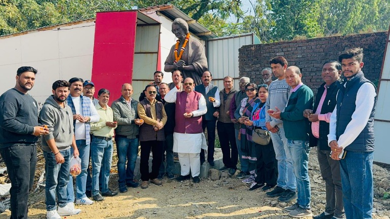 भारत रत्न पूर्व प्रधानमंत्री स्वर्गीय इंदिरा गांधी, की जयंती पर कांग्रेसियों ने श्रद्धांजलि अर्पित की, लालचन्द।