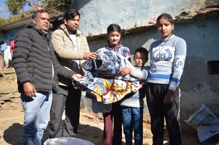 माता-पिता का साया खोने वाले खैनुरी के तीन, अनाथ बच्चों की मदद को, मुख्यमंत्री पुष्कर धामी ने बढाया हाथ।