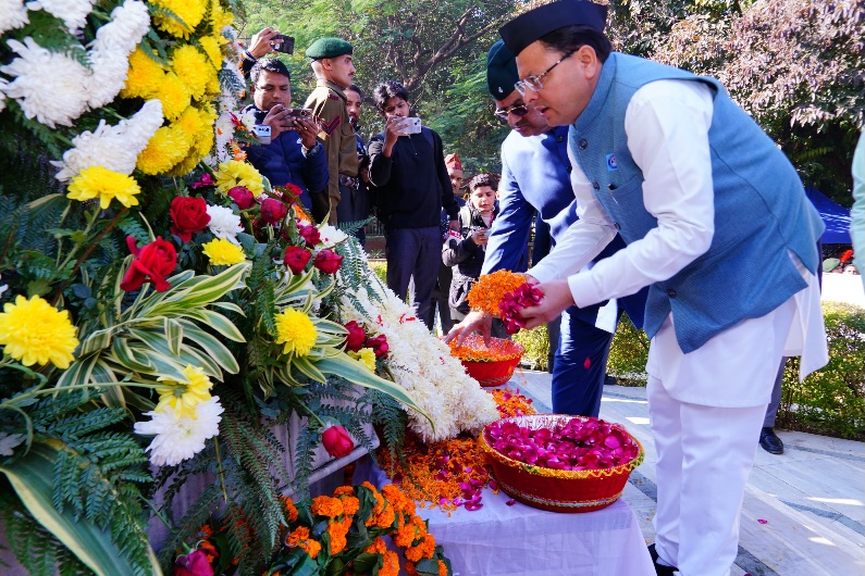 1971 भारत- पाकिस्तान युद्ध, विजय दिवस समारोह में, सीएम पुष्कर सिंह धामी ने दी शहीदों को श्रद्धांजलि।