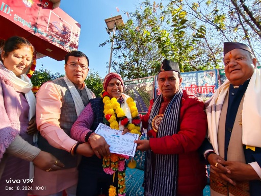 शिक्षा मंत्री डॉ रावत ने स्कूल के, प्रधानाध्यापक को किया सम्मानित, कहा बुनियादी शिक्षा के लिये प्रेरणास्त्रोत है, आदर्श विद्यालय कपकोट।