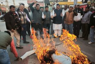 बाबा साहब भीमराव अंबेडकर को, अनर्गल बयान बाजी करने से नाराज कांग्रेस कार्यकर्ताओं ने, केंद्रीय मंत्री अमित शाह का किया पुतला दहन, लालचंद शर्मा।