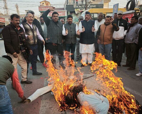 बाबा साहब भीमराव अंबेडकर को, अनर्गल बयान बाजी करने से नाराज कांग्रेस कार्यकर्ताओं ने, केंद्रीय मंत्री अमित शाह का किया पुतला दहन, लालचंद शर्मा।