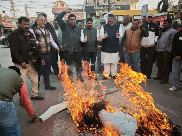 बाबा साहब भीमराव अंबेडकर को, अनर्गल बयान बाजी करने से नाराज कांग्रेस कार्यकर्ताओं ने, केंद्रीय मंत्री अमित शाह का किया पुतला दहन, लालचंद शर्मा।