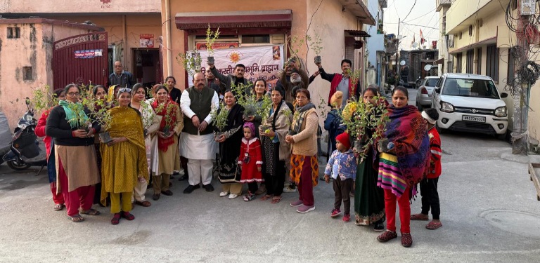 तुलसी दिवस पर किया तुलसी का शुभ पौधा वितरण, लालचंद शर्मा।