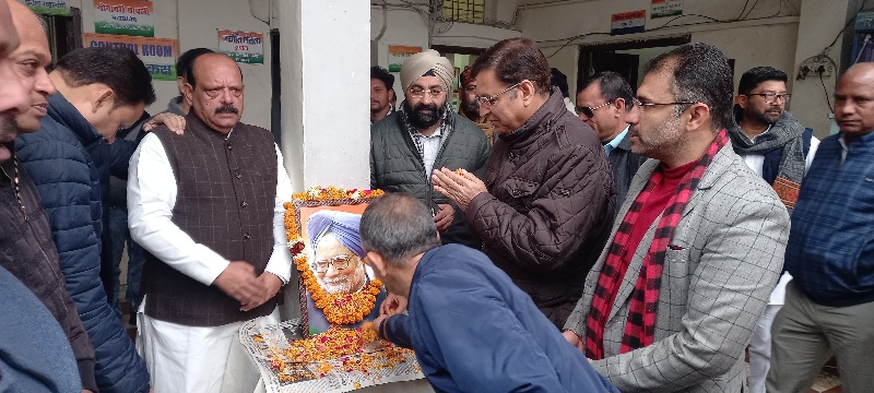 पूर्व प्रधानमंत्री डॉ. मनमोहन सिंह के निधन पर, प्रदेश कांग्रेस मुख्यालय में, कांग्रेस नेताओं ने उनके चित्र पर पुष्प अर्पित कर श्रद्धांजलि अर्पित की, लालचंद शर्मा।