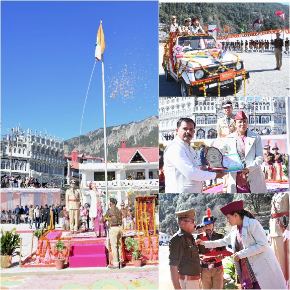 कैबिनेट मंत्री रेखा आर्या ने, गणतंत्र दिवस पर पुलिस परेड की सलामी ली।