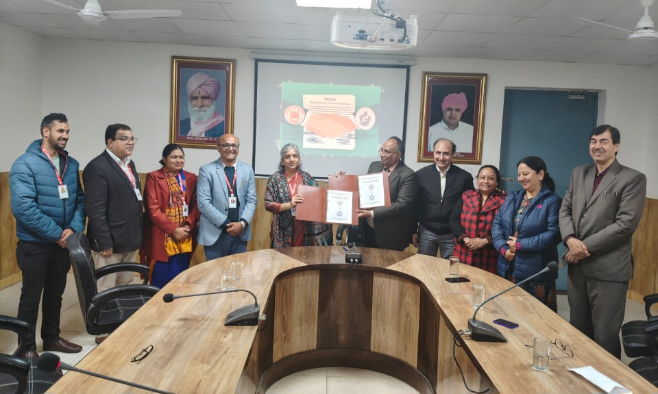 श्री गुरु राम राय विश्वविद्यालय और डीएवी पीजी कॉलेज, के बीच एमओयू साइन।