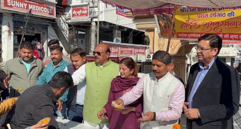 अयोध्या में श्रीराम मंदिर प्राण प्रतिष्ठा की, प्रथम वर्षगांठ के पावन अवसर पर, कॉंग्रेस के वरिष्ठ नेताओं ने, श्रद्धालुओं को प्रसाद वितरण किया,लालचंद शर्मा। 