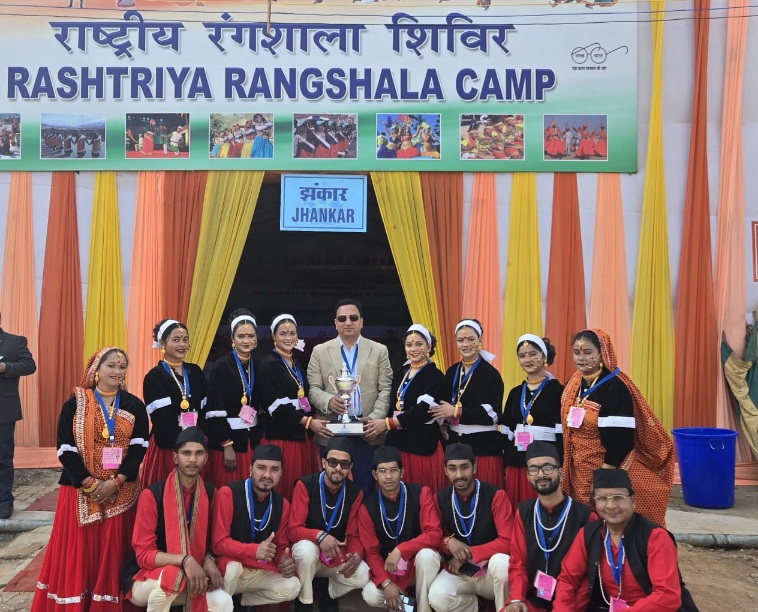 राष्ट्रीय रंगशाला शिविर नई दिल्ली में, सांस्कृतिक कार्यक्रम में उत्तराखण्ड की, झांकी के कलाकारों को मिला द्वितीय पुरस्कार।