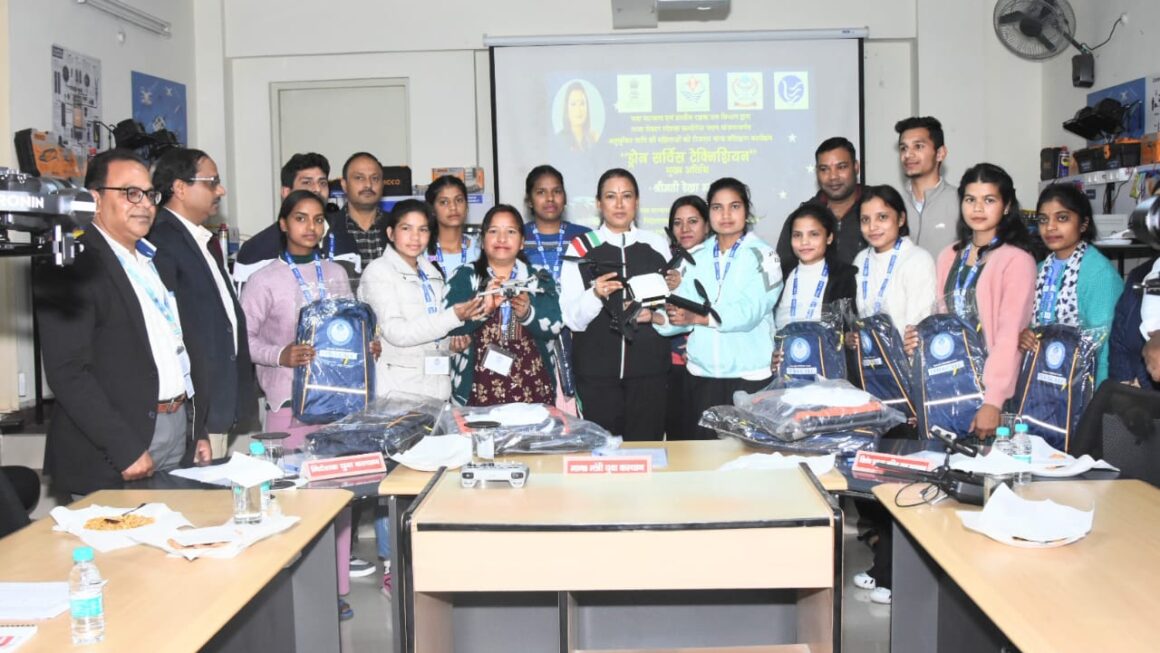 प्रदेश की 52 बालिकाएं बन रही है “ड्रोन दीदी, प्रांतीय रक्षक दल निदेशालय में, चल रहा है विशेष प्रशिक्षण शिविर, रेखा आर्या।