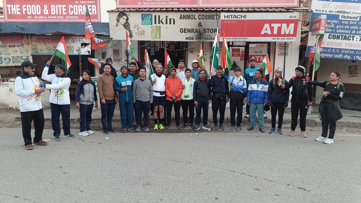 मतदाता दिवस पर सचिवालय अधिकारी एवं कर्मचारियों ने, राष्ट्रीय झंडे के साथ पूरी की 26 किलोमीटर की दौड़। 